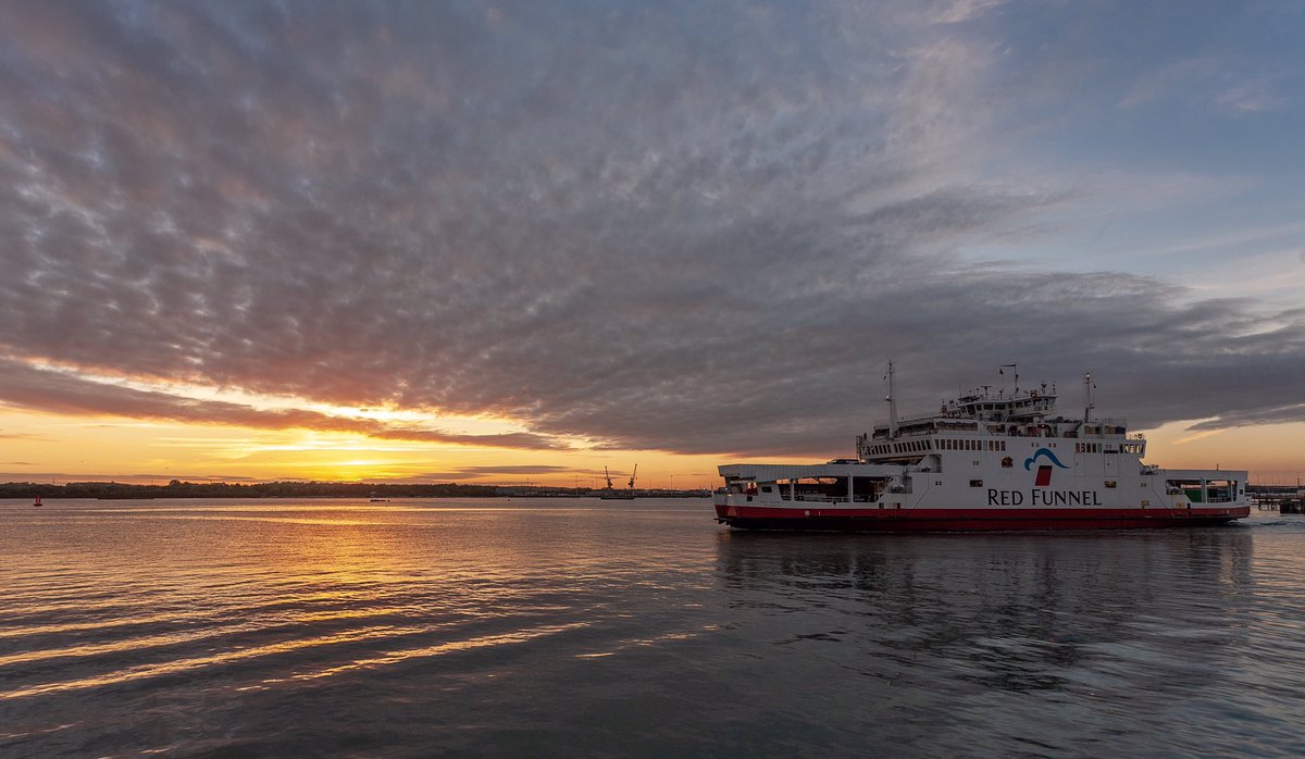 drozdowskiphoto's tweet photo. Sunset in Southampton Port #SundayThoughts #Autumnwatch #autumn2018 #fall #autumn #photooftheday #photographer #StormHour #topphotohour #sunset #adventuretime #adventure #Travel #getoutside #getoutdoor #adventureanywhere #clouds #sky https://t.co/rb5b4Q5eqt