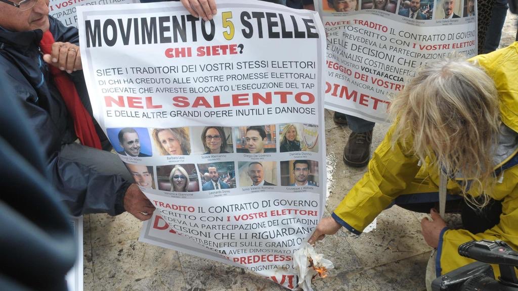 Molto brutto. In Salento danno fuoco alle bandiere M5S e bruciano i manifestini con le facce dei leader M5S, “traditori” per aver detto sì al Tap.
Una gogna pericolosa. Lo so, è stata per anni e anni la specialità della propaganda pro M5S, ma è orrendo lo stesso e va denunciato