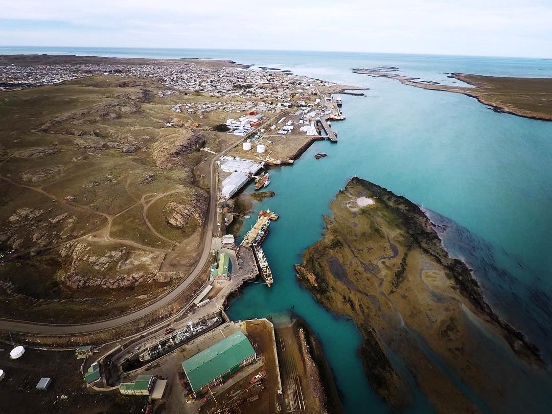 soymariche's tweet photo. #BuenDomingo
#PuertoDeseado ⚓️
Patagonia costera en paisajes
ig #irdrone colores que invitan
#RecorreArgentina #YoTeAvisé 😉 https://t.co/FUdMCbVolA