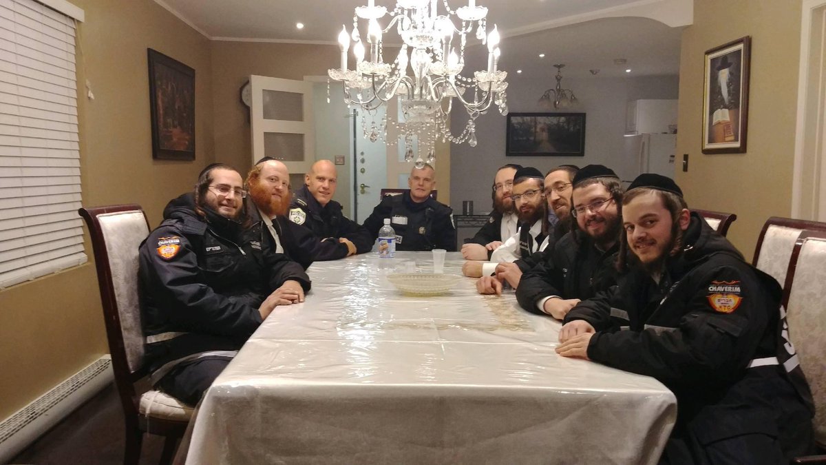 Police RIPTB (@policeriptb) on Twitter photo La <a href="/PoliceRIPTB/">Police RIPTB</a> présente dans la communauté juive, pour soutenir les membres de <a href="/ktshomrim/">Shomrim Tosh KTSP</a> , suite aux tristes événements de Pittsburgh.
Partenaire de la communauté ! La <a href="/PoliceRIPTB/">Police RIPTB</a> présente dans la communauté juive, pour soutenir les membres de <a href="/ktshomrim/">Shomrim Tosh KTSP</a> , suite aux tristes événements de Pittsburgh.
Partenaire de la communauté !