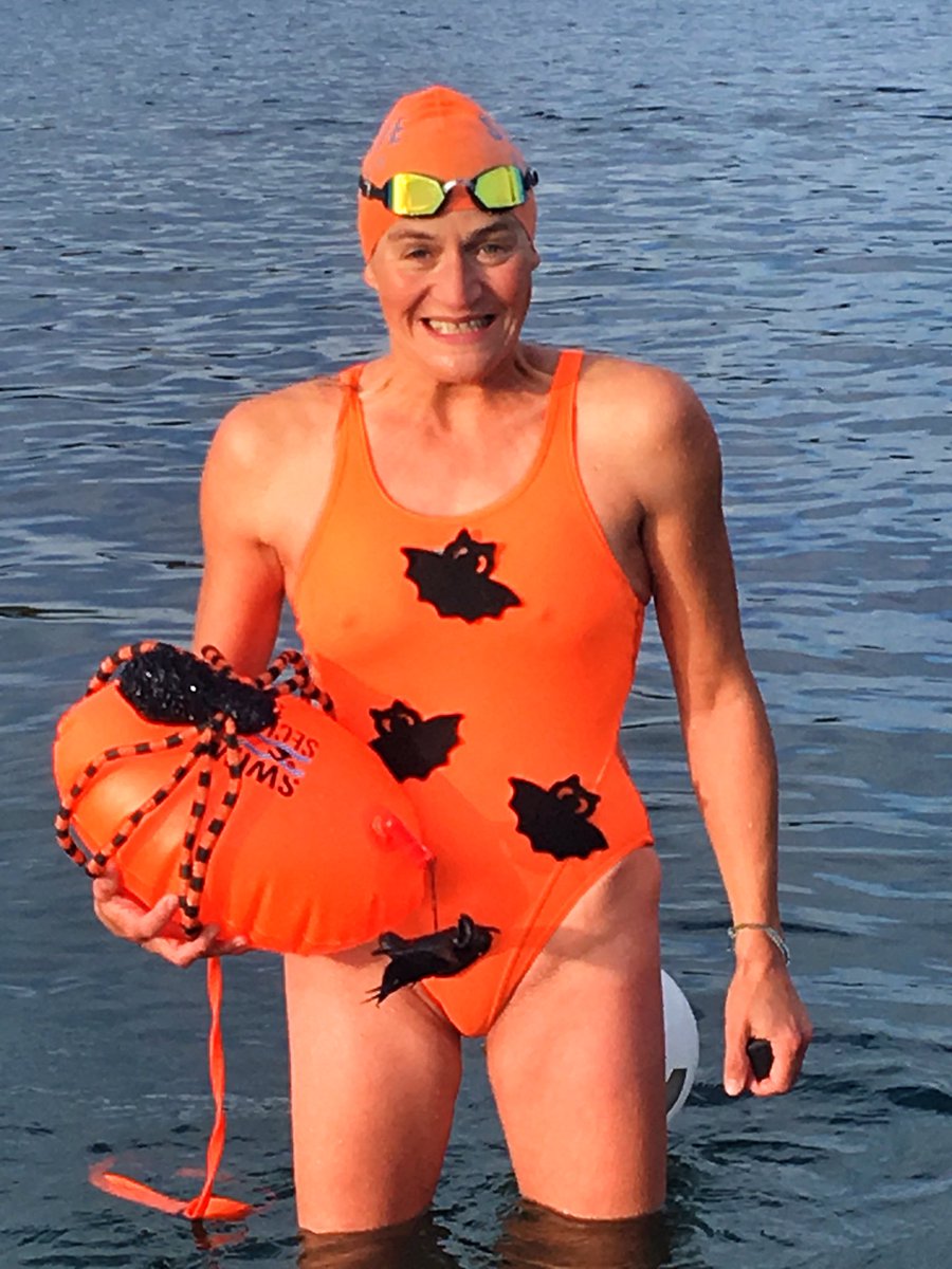 KatiaVastiau's tweet photo. My efforts pimping up my @SwimSecure #towfloat for Halloween....complete with the « the water is 9C » smile 😂🦇🎃🕷❄️ #spookyswim #besaferbeseen #teamselkie #halloween @SwimSecure @SelkieSwimCo @QueenfordSwimrs @openwaterclubs https://t.co/szjbEC6IjZ