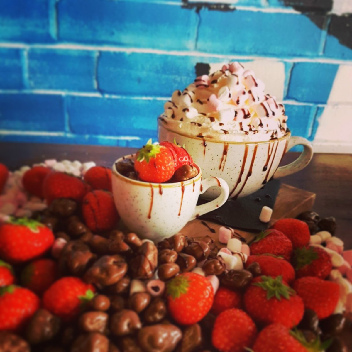 albertcofrank's tweet photo. Clocks have gone back and there's a chill in the air. Must be time for our Deluxe Hot Chocolates
#hotchocolate #hotdrinks #foodporn #pourhouseshrews #frankwell #franktastic #hellofrankwell #shrewsbury #deluxe #chocolate https://t.co/MxAiRfdVfV
