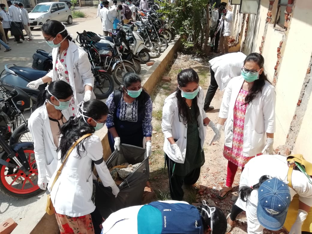 amithes95's tweet photo. Day7 of indefinite strike in #CGHospital, #Davanagere : Campus clean up job as a part of @swachhbharat in Women and Children Hospital, undertaken by #KCET PGs and interns of #JJMMC, #Davangere, #Karnataka. #ForeverWillingToServe #OurStipendOurRight https://t.co/lsjSjeuNaU