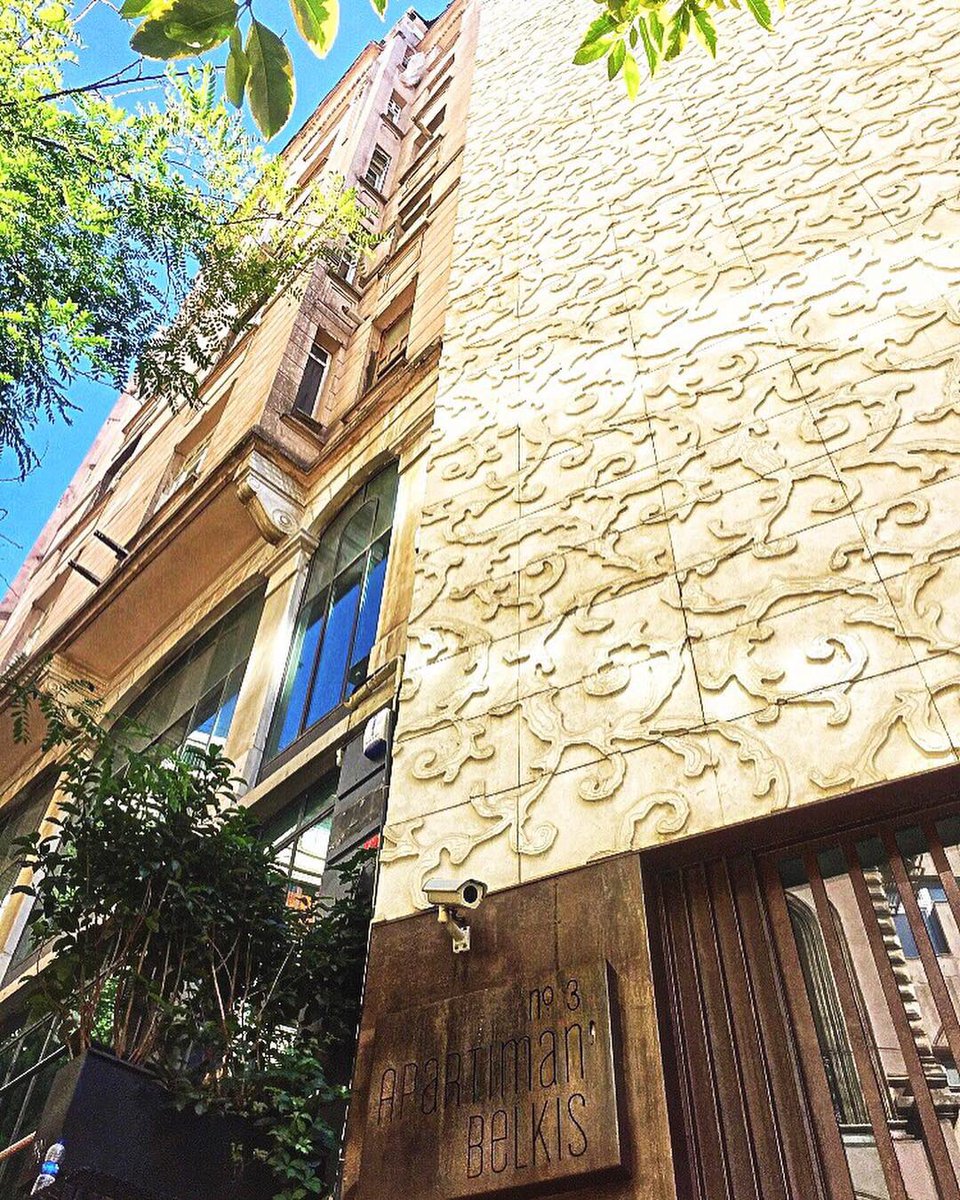 PinarSonmez's tweet photo. Tarihi Şimal Merdivenleri’nin anlatısı ile günlerin mimari duygusunun iç içeliği...Belkıs Apartmanı ✨
#asmali
#beyoglu https://t.co/iY9XtM6GYA