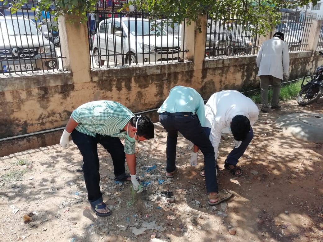 amithes95's tweet photo. Day7 of indefinite strike in #CGHospital, #Davanagere : Campus clean up job as a part of @swachhbharat in Women and Children Hospital, undertaken by #KCET PGs and interns of #JJMMC, #Davangere, #Karnataka. #ForeverWillingToServe #OurStipendOurRight https://t.co/lsjSjeuNaU
