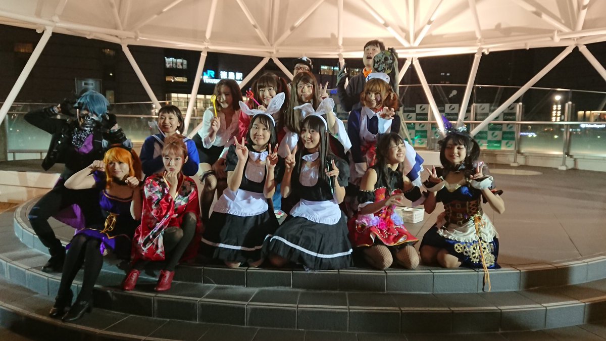 19340609_Donald's tweet image. 今日はアミコドームで楽しいハロウィンイベントが有りました‼️

我らがはぴかも出演✌️やっぱりはぴかの歌はえーなー😆

沢山の演者さんの記念撮影は贅沢な1枚😎

#しみか #class0 #くる #トッティ #劇団まんまる #AI #フランチェスカ #いつか和 #アミコドーム