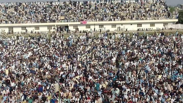 Aliwazirna50's tweet photo. اگر کسی میں تھوڑی شرم و حیا ہو گی تو وہ کل تک اپنا استعفی پیش کر دے گا جس نے یہ دعوی کیا تھا کہہ پی ٹی ایم اب بڑے جلسے نہیں کر سکتی۔
#PashtunLongMarch2Bannu 
#PashtunRejectStateTerrorism https://t.co/mTrTTBwokn