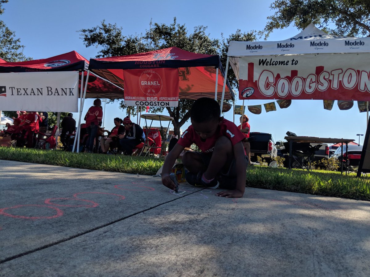 Coogston's tweet photo. Awesome @UHCougarFB win yesterday!! We had a great #Tailgate! Thank you @CramCrew for the delicious food! And special shout-out to @skhanjr , @Joseph_Duarte, and @Pallilo for joining us! #GoCoogs #HTownTakeover https://t.co/bHDjs5Vrcj