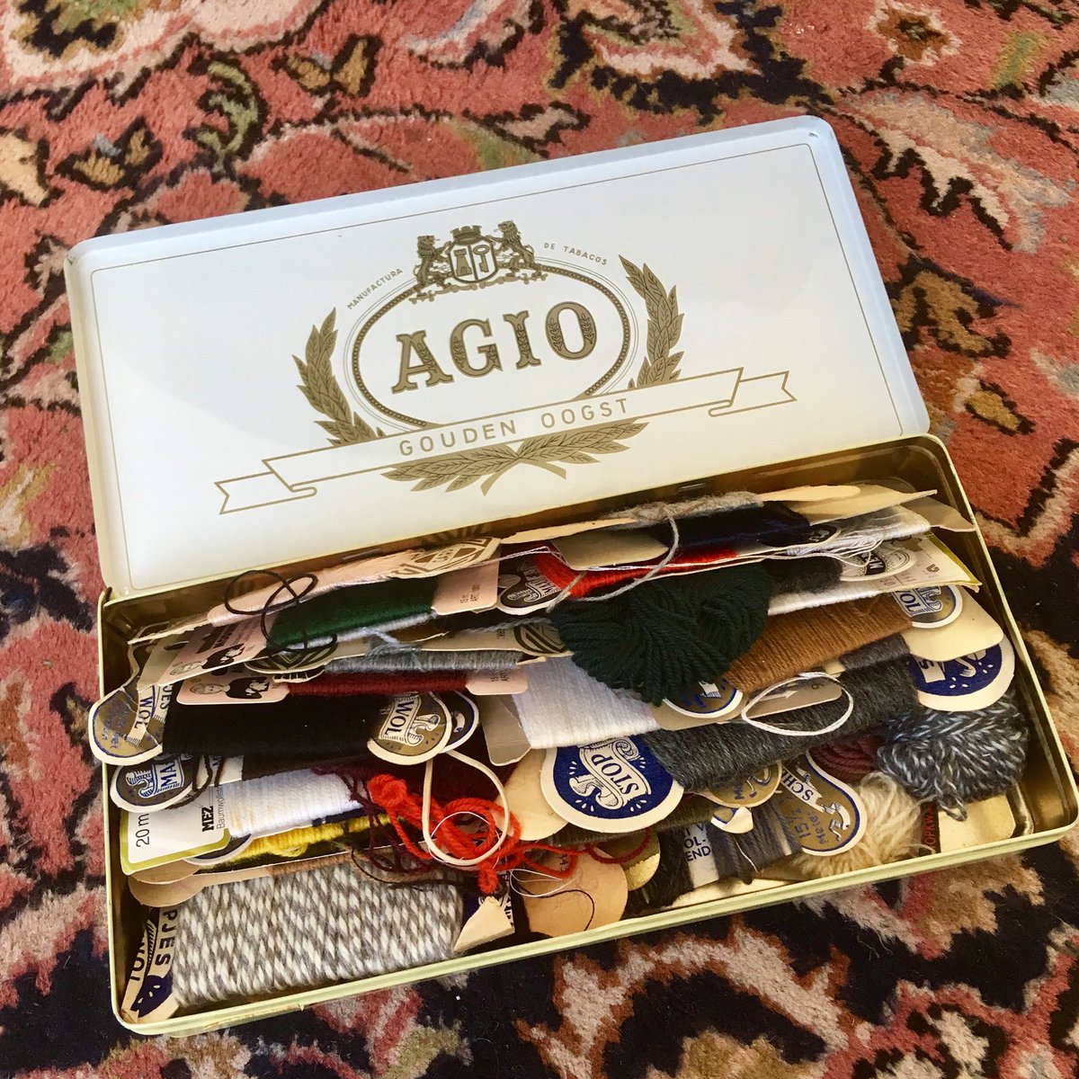 “Er zit een gat in je trui,” zei mijn Brabantse, 87-jarige schoonmoeder Paula. “Kom maar hier.”