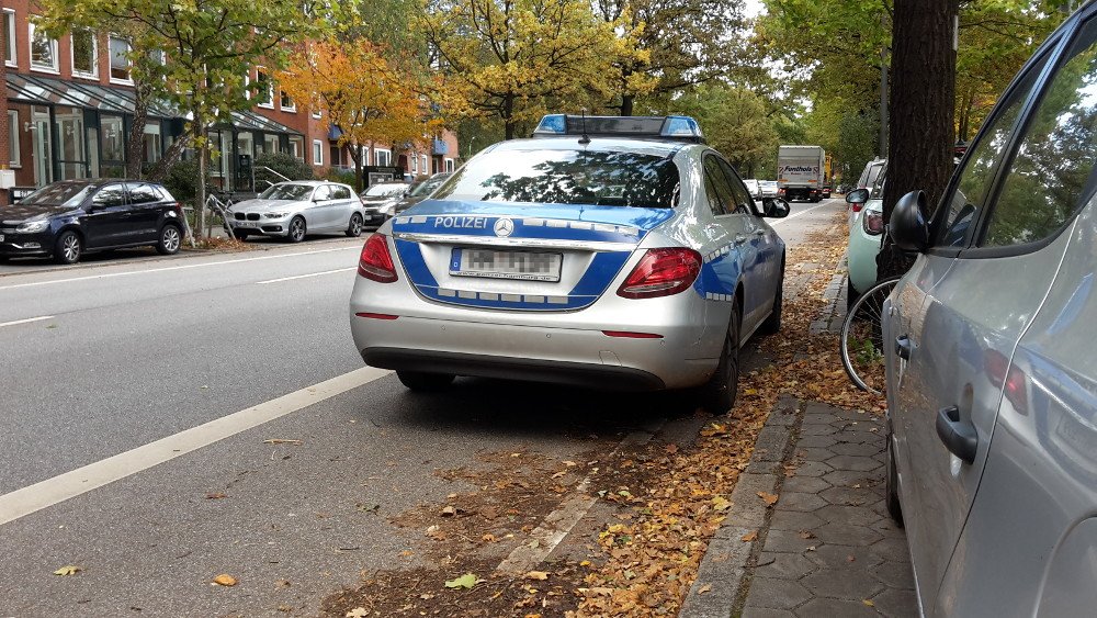 marianoju's tweet photo. Parken wie die Profis: Streifenwagen der @PolizeiHamburg auf Radfahrstreifen (durchgezogene Linie) abgestellt → Radfahrer müssen in den fließenden Verkehr ausweichen @ Fuhlsbüttler Str. 681 #Hamburg @ADFC_Hamburg #radwegparker https://t.co/7lgWLaYGGR