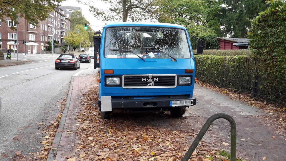 marianoju's tweet photo. Gut erhaltener Oldtimer auf Radweg abgestellt → Radfahrer müssen in den fließenden Verkehr ausweichen @ Rübenkamp 113 #Hamburg @ADFC_Hamburg #radwegparker https://t.co/FR2KtI1wEC