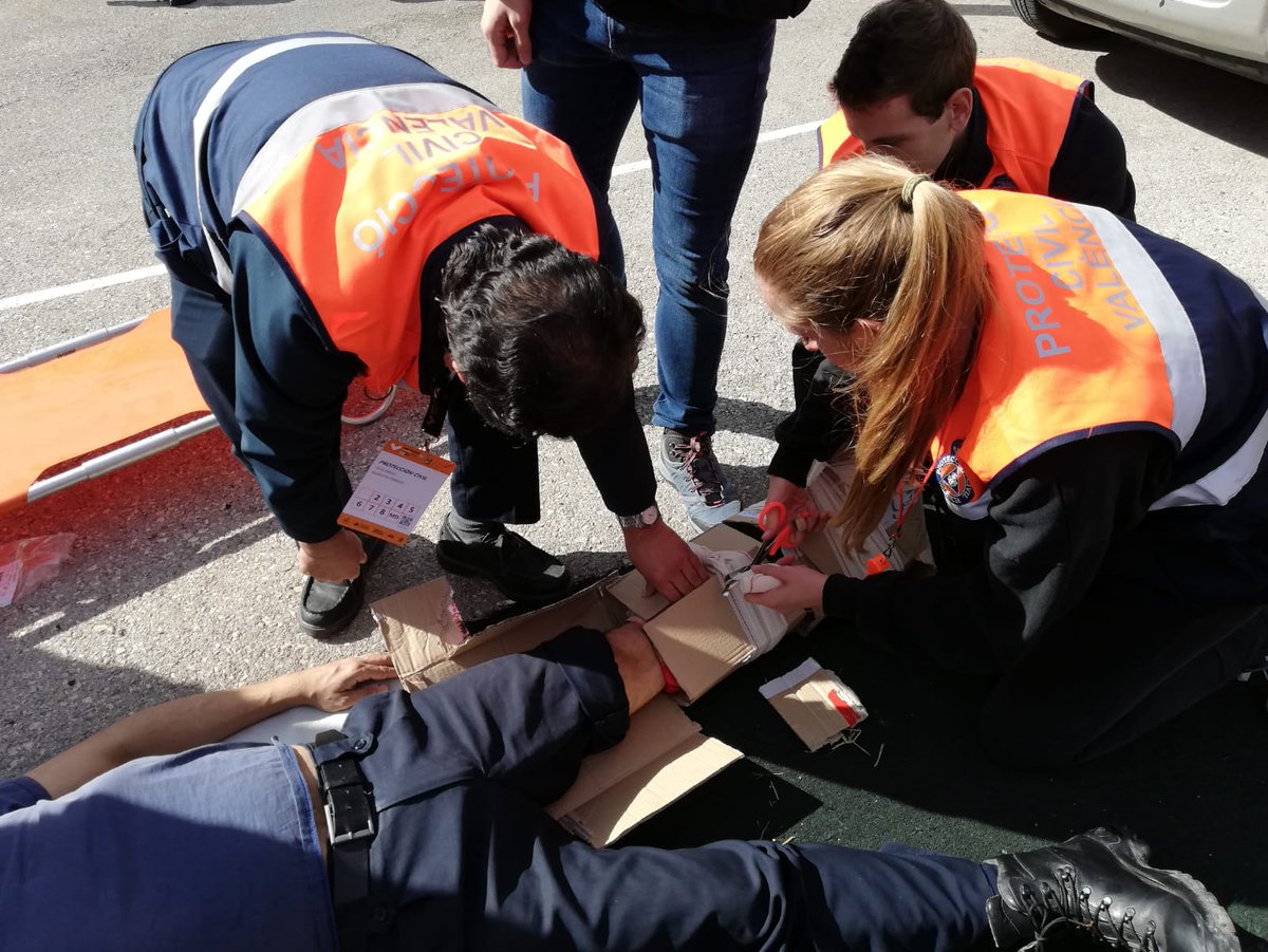 protecivilvlc's tweet image. Hui s&apos;acaba un altre curs bàsic per a l&apos;ingrés de nous voluntaris de protecció civil. La importància de la #formaciovlc per a poder estar #alteucostat. Enhorabona a tots i benvinguts! I també gràcies a tots els col·laboradors d&apos;esta edició.