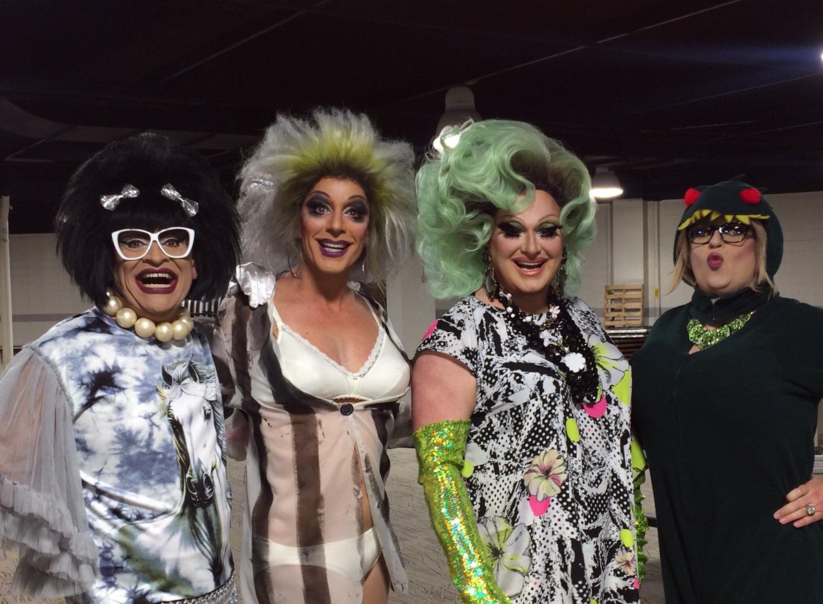 BingoAGoGo's tweet photo. #bingoagogo 

Bingo babes! https://t.co/GZlLOJaOdY