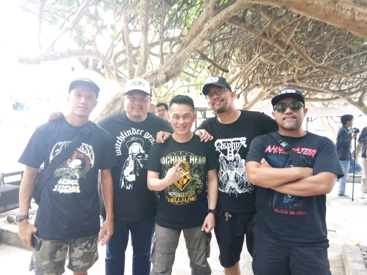 mteddyc's tweet photo. Meet up sama band lokal favorit yang asik dan kocak @Seringai Lo emang keren and asik, bros 🤘😁🤗🍻 @aparatmati https://t.co/iTNVQiIjjW