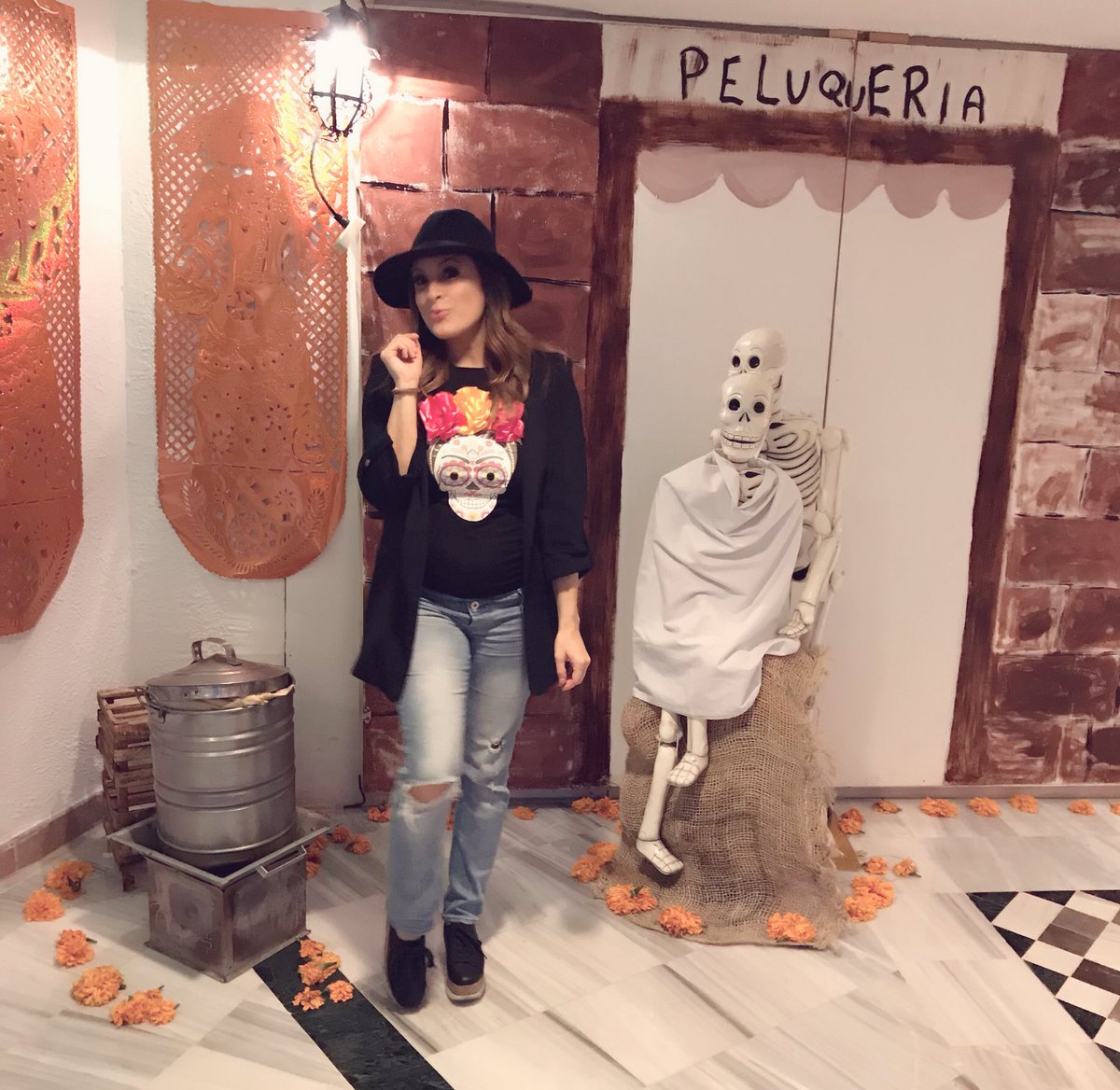 LinetPuente's tweet photo. Mi fiesta favorita del año! #DesfileDíaDeMuertos Gracias @Chitugui1 por ayudarme con el look perfecto👌🏻 y el 📸 de 10 @SoyCLG #FiestaAmericana Y el #BabyBump 👶🏼 con todo ahí presente. https://t.co/p6Q3kN4Wv5