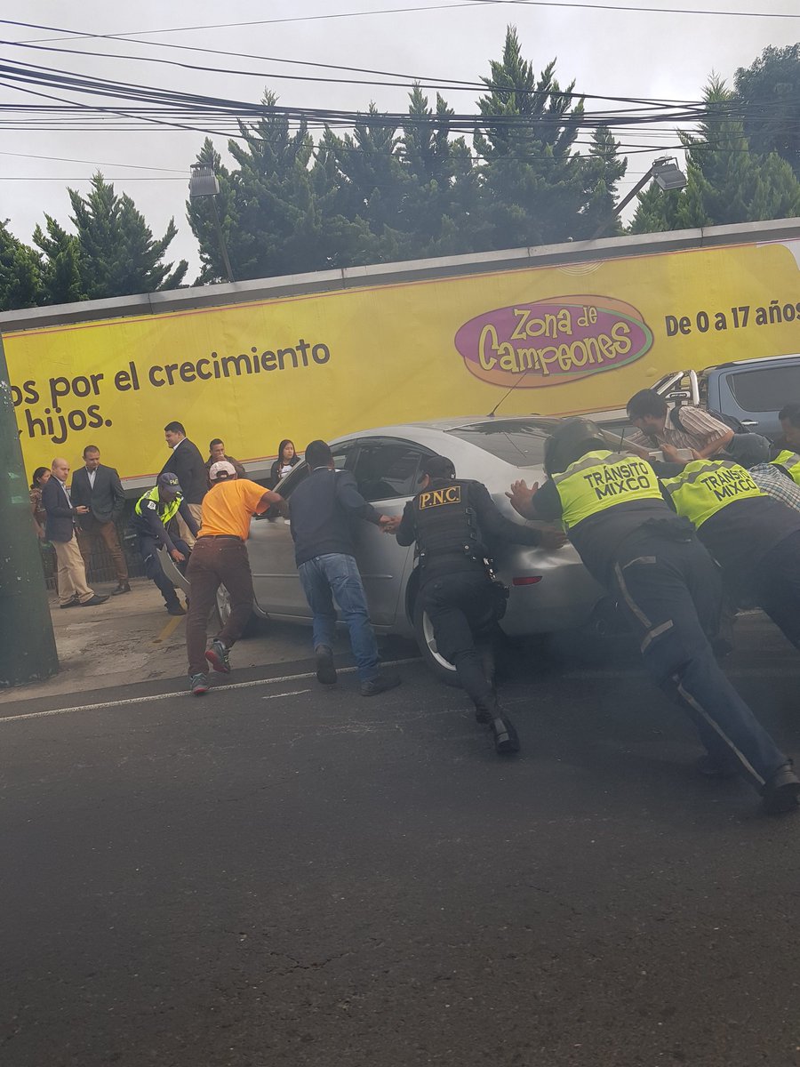 sandravimm's tweet photo. Accidente vial en la Roosevelt,  a la altura de @eskalaroosevelt. #TraficoGT https://t.co/7AZGooNGWZ