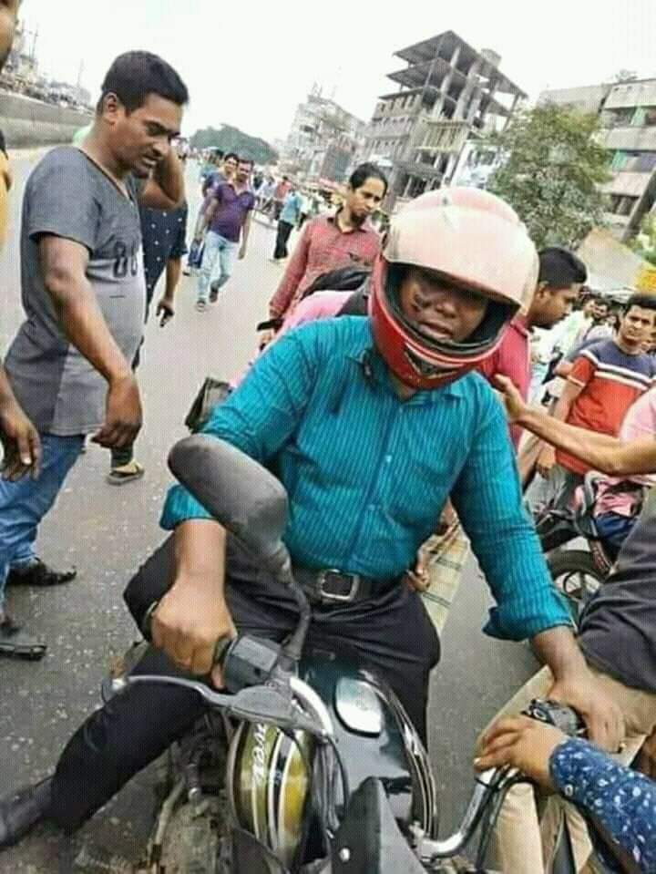 SajulBhuiya's tweet photo. ব্যক্তিগত গাড়ির চালক, শিক্ষার্থী, সাধারণ মানুষের মুখে যে কালি দেখছেন তা আসলে পোড়া মবিলের নয়, এটি অশিক্ষার কালি।’ https://t.co/hT3bZVwKLI