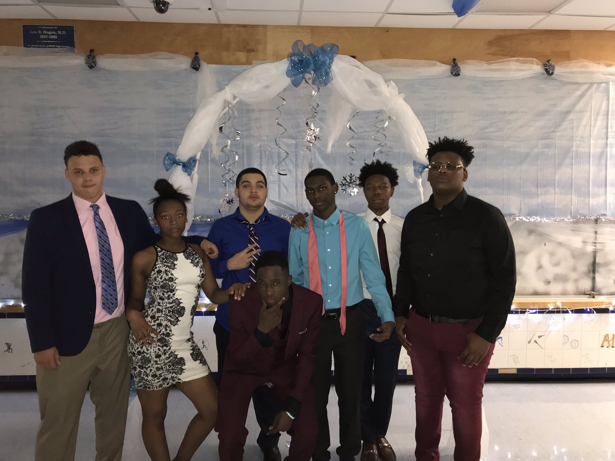 CresciMarty's tweet photo. AIHS students looking good at #homecoming dance #AIHSspiritweek #AIHSTigerPride https://t.co/pB0pXNj4Bs