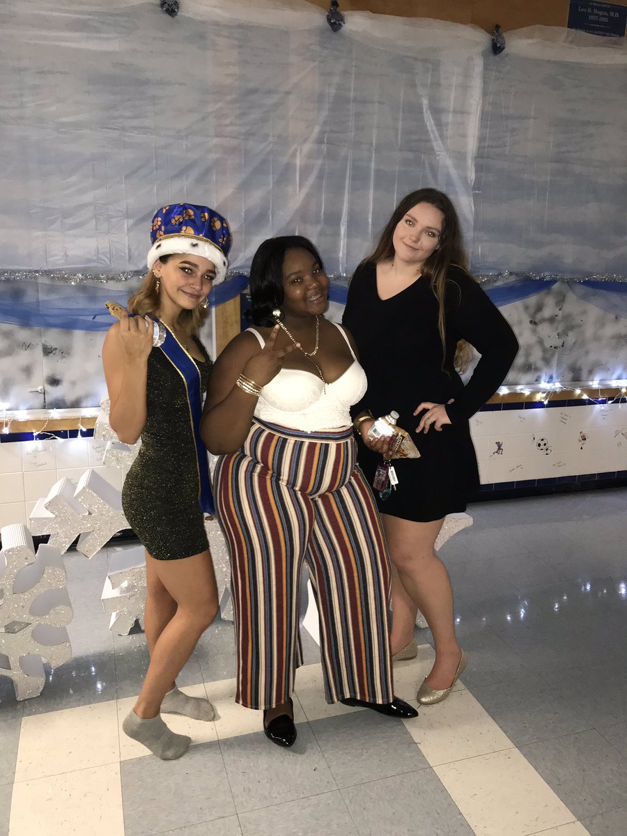 CresciMarty's tweet photo. AIHS students looking good at #homecoming dance #AIHSspiritweek #AIHSTigerPride https://t.co/pB0pXNj4Bs