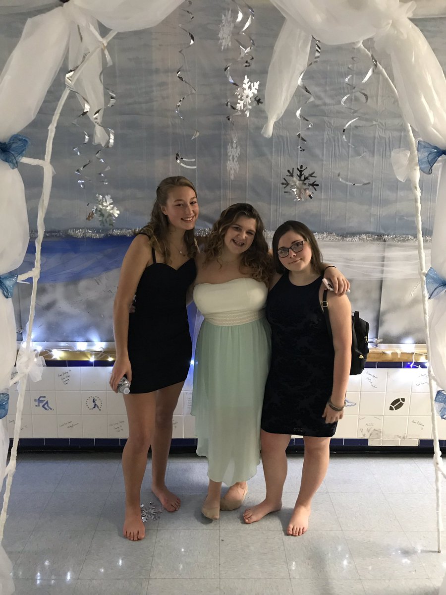 CresciMarty's tweet photo. AIHS students looking good at #homecoming dance #AIHSspiritweek #AIHSTigerPride https://t.co/pB0pXNj4Bs