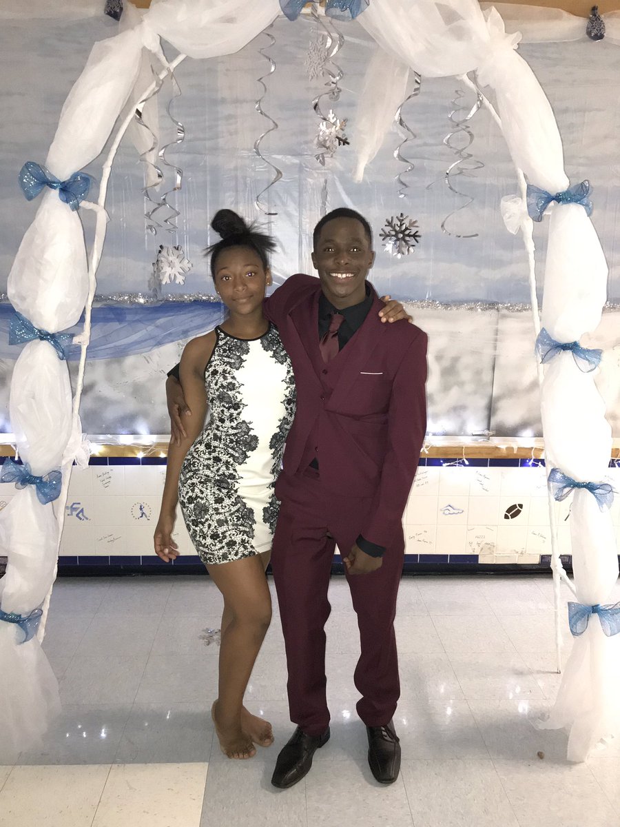 CresciMarty's tweet photo. AIHS students looking good at #homecoming dance #AIHSspiritweek #AIHSTigerPride https://t.co/pB0pXNj4Bs