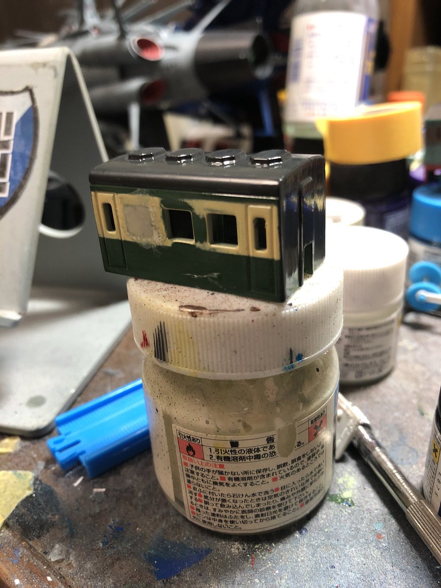 二両目が埋まったので赤で塗装します