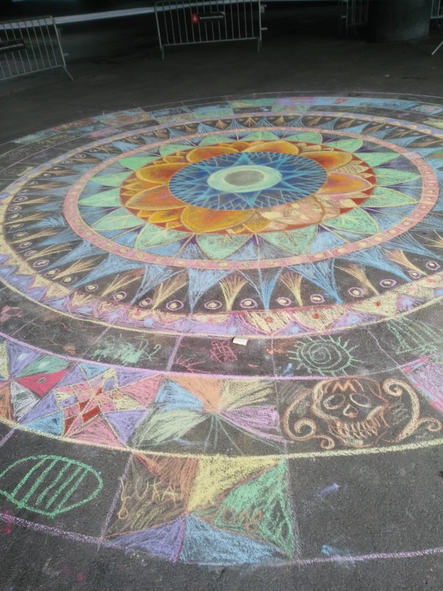 BigDrawBCN's tweet photo. Què us sembla la súper mandala que estan fent al taller de Gary Palmer, al @museuciencies? 😍 #BigDrawBCN https://t.co/RvbtIxuPIj