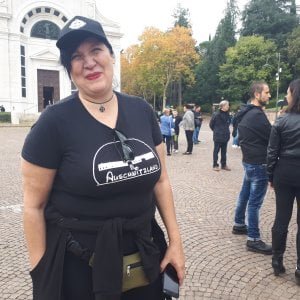 Selene Ticchi, militante di Forza Nuova già candidata sindaco di Budrio (Bo) con una maglietta che paragona Auschwitz a Disneyland, durante la marcia delle merde a #Predappio per commemorare il tizio che cita #Salvini. Se l'apologia è ancora reato, spero qualcuno si muova. Ora.