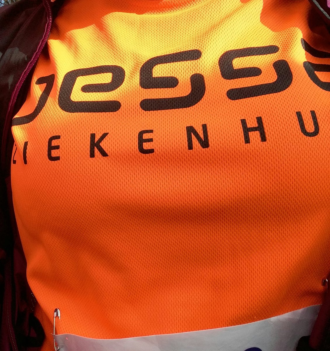 AnnickGermeys's tweet photo. Met 127 Jessa medewerkers dwars door Hasselt. Bedankt aan vele de supporters van @JessaZiekenhuis @stadhasselt.  
#bewegenisgezond 
#runforfun
#werkenaangezondheid
#nnrunninclub https://t.co/pRKqfeoCno