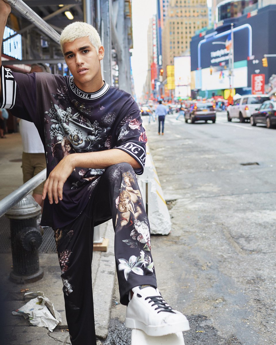 dolcegabbana's tweet image. Angelic and captivating all New Yorkers. Get the #DGMen look on bit.ly/2op2XNf 
#DGLovesNewYork