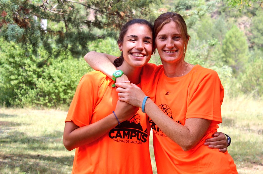 CampusSalinas's tweet photo. Hoy es un día inolvidable para todos los q formamos la familia Salinera. Nuestra entrenadora @Benaes7 ha debutado en #LigaFemenina, la máxima categoría del basket nacional. Tu eterna sonrisa ilumina cada uno de nuestros entrenamientos y actividades. Estamos súper orgullosos de ti https://t.co/r39RV9Ce9w