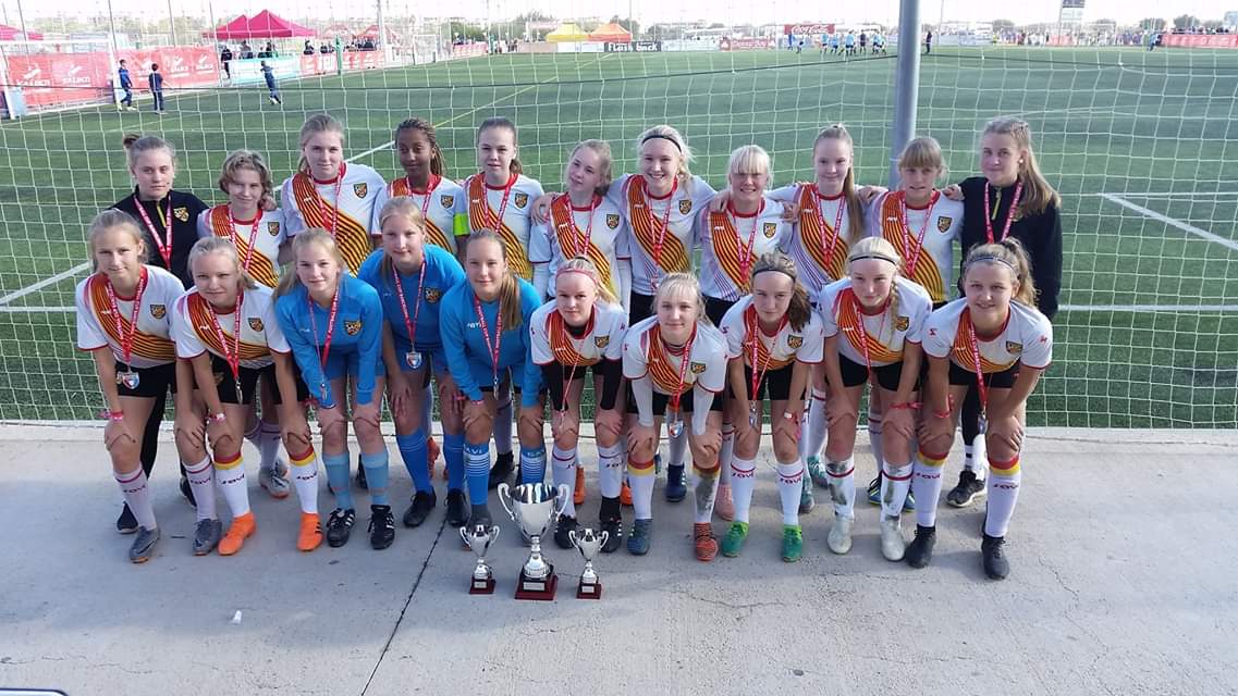 Football Cup Barcelonasta turnausvoitto! Lisäksi myös best goalkeeper of tournament trophy nollalla päästetyllä maalilla. Best player of the team: Siina! Woop woop!!! ❤⚽️💛⚽️❤
#footballcupbarcelona #G03 #winners #voitollabhen