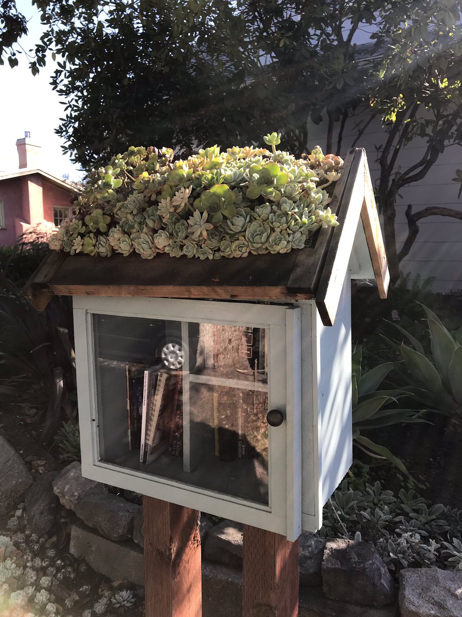 FriendsBerkPL's tweet photo. Yesterday some folks stopped by the #FriendsBerkeleyPublicLibrary Channing store and picked up a load of free books at our cart in back to put out in their Little Free Library. Here’s a fave LFL spotted in North Berkeley: https://t.co/MCwUTCFnkj