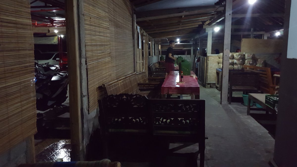 watespahpoh's tweet image. Sejak jualan di dekat pom Brosot hingga kini di Lendah, Yu Nur mempertahankan cita rasa mie letheknya #MampirKulonProgo