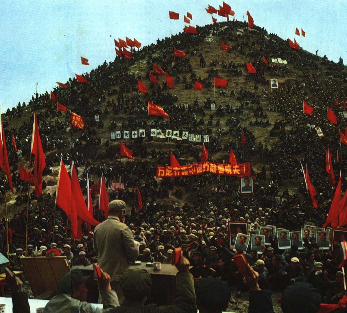 Arcdelahistori's tweet photo. Una muchedumbre se reúne para denunciar públicamente a la figura de Liu Shaoqi, "el Jrushchov de China", acusado de traicionar los ideales comunistas. Una imagen de la Revolución Cultural en julio de 1967. https://t.co/EuwzQ99zTg