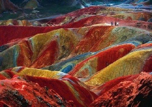【中国】丹霞（たんか）。これは中国南部に残る赤い堆積岩が織り成す地形で、丹霞山の断崖が丹（あか）い霞のように見えたことが名前の由来です。ジュラ紀から新第三紀に形成された独特な景観が認められ、2010年に世界遺産に登録されました。