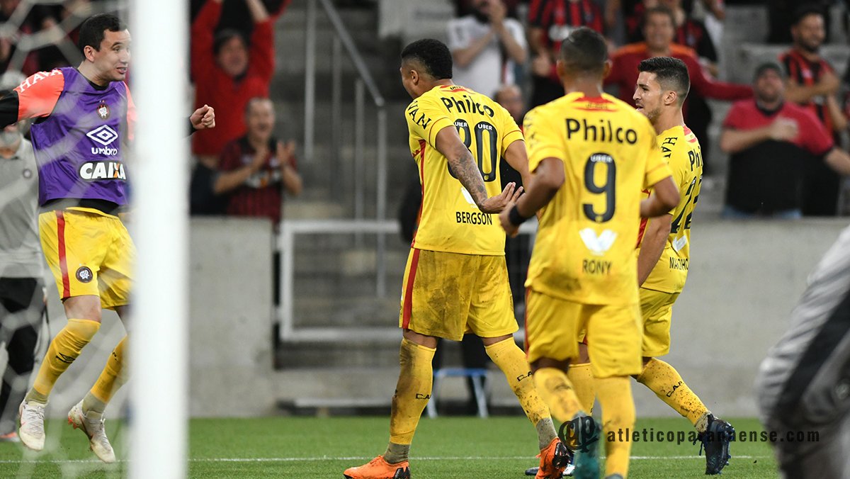 Bergson: "Pablo foi um cara que me recepcionou muito bem aqui, desde que cheguei e torço demais por ele. Fiquei feliz por ele ter decidido o jogo mais uma vez, assim como sei que ele ficou feliz por mim. Agora temos resenha para o início dessa semana”.
👉 goo.gl/QNahuH