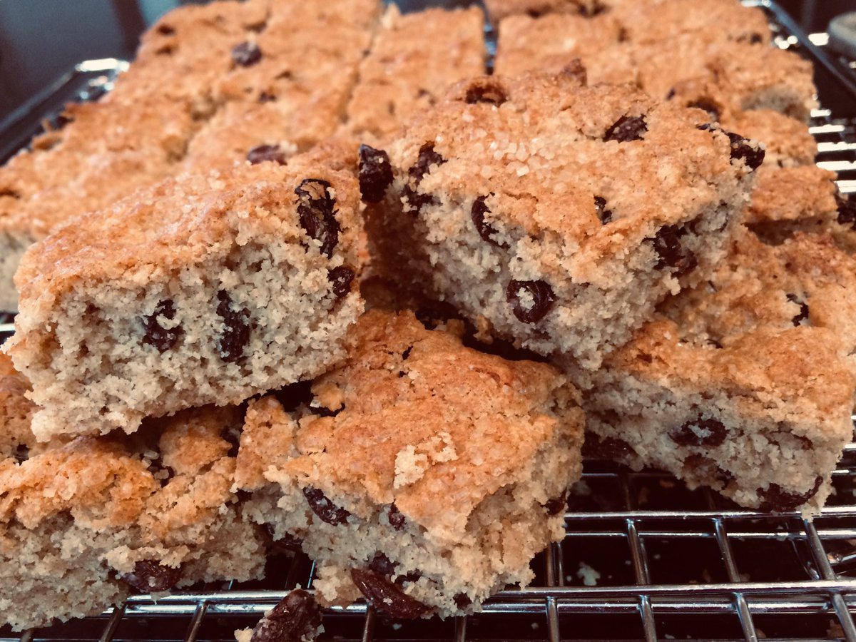Quickest traybake ever : mix 5 ingredients wth pack of melted butter and bake for 20 mins. Fruit Slice Recipe from  #IslandOfMull - Spicy/Moist/Crunchy