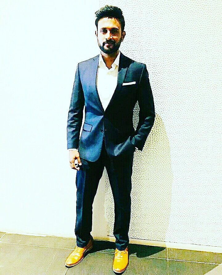 CINIMIRROR's tweet photo. Actor @Rockstar_Rohitt
At Times KAFTA Awards 
In a swag. 

#cinimirror #kannada #cinema #News #online #karnataka #TimesKAFTA #timeskaftaawards #rohitt #suit #SUITS https://t.co/Ixk38MEcYm