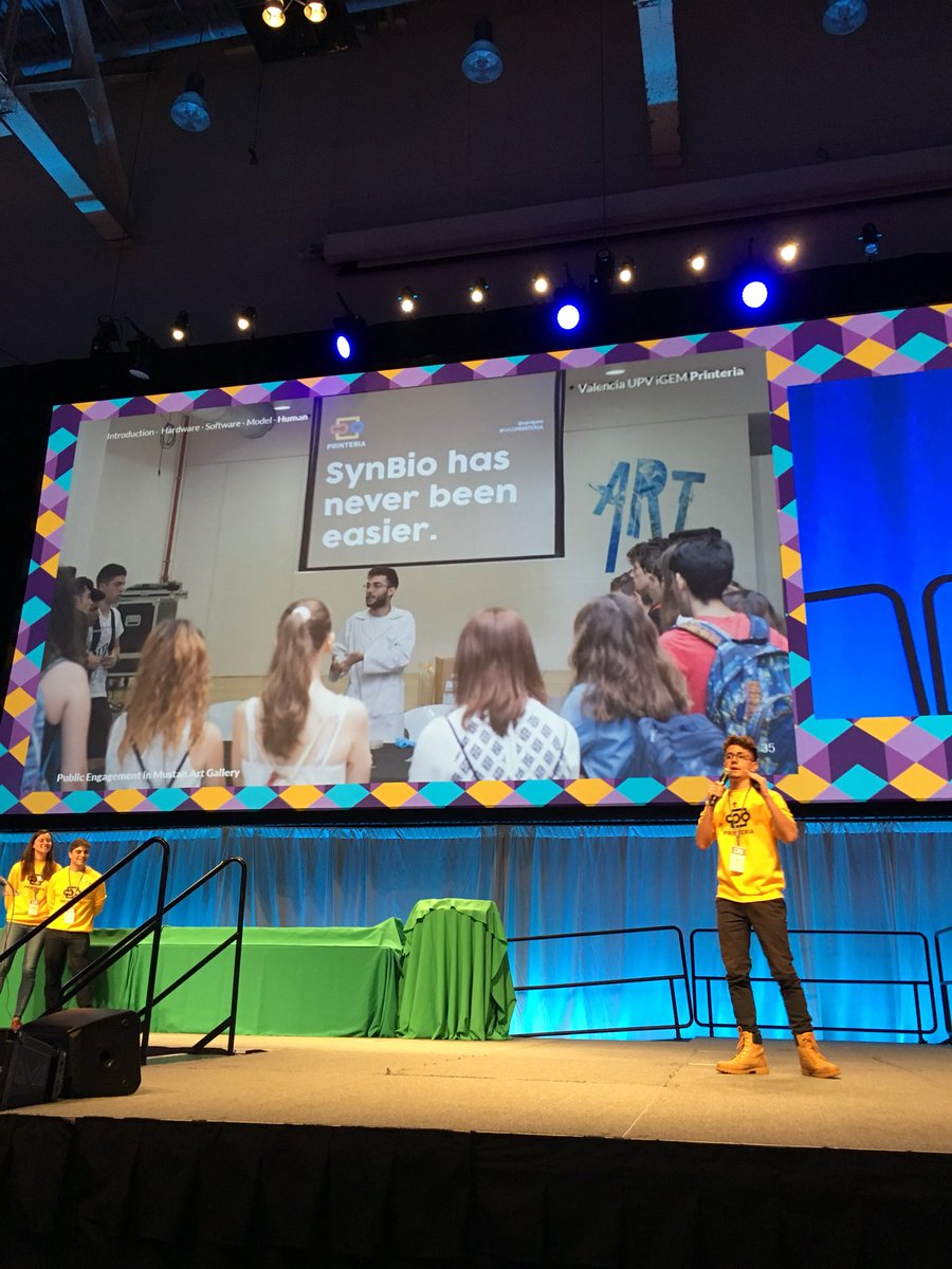 iGEM's tweet image. @UPVigem undergraduate finalists held #SynBio workshops at an art gallery as part of their #HumanPractices work. #iGEM2018 #GiantJamboree