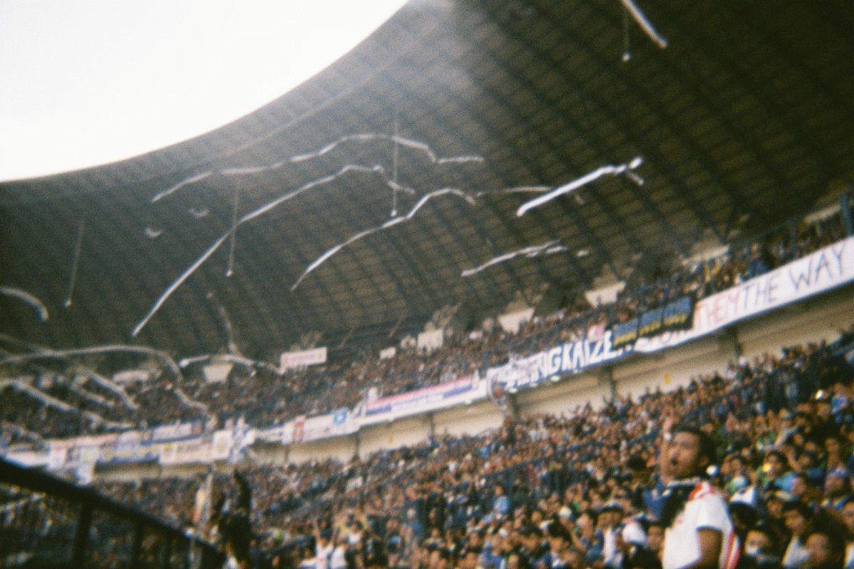 🇮🇩 “When the match kicked off you can see paper tolls thrown on to the pitch. When the winning goal from Bojan Malisic (for Persib Bandung) was scored in the 94th minute, all of the Bobotoh in stadium celebrated like you will never see in any place in the world.” 📸: @HanfRmat