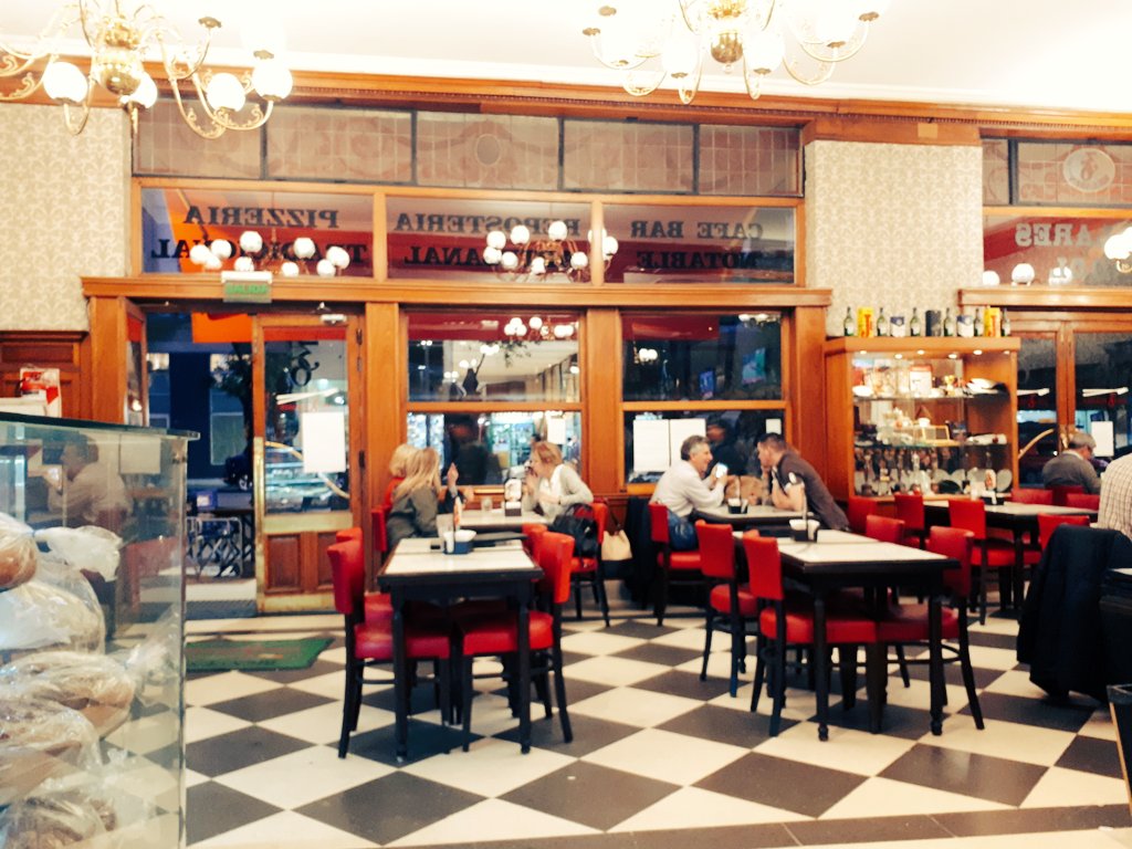 BSMulticultural's tweet image. BARES NOTABLES DE BS AS.
Los 36 Billares es uno de los bares  tradicionales  de Buenos Aires, conocido por su subsuelo adonde funcionaban  y aun funcionan las mesas de billar.