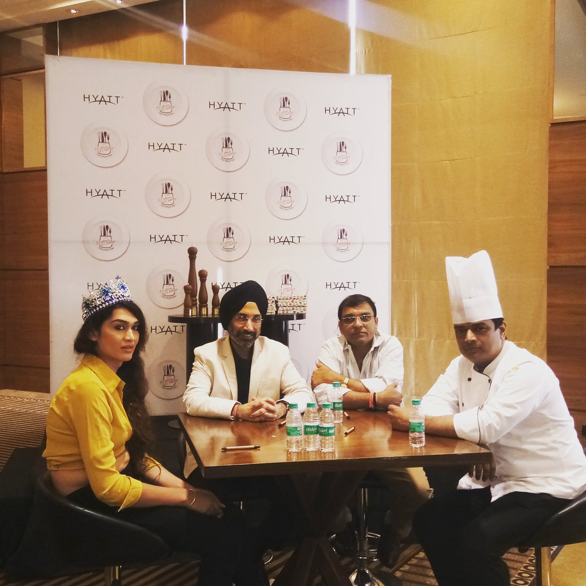 HyattRaipur's tweet photo. The eminent #judges of #HyattCulninaryChallenge @HyattRaipur
#MissTransGenIndia #VeenaSendre
#GeneralManager @harkarans24
@THitavada Editor Mr. E. V. Murli
#ExecutiveChef Chef Maitreya Sen

#CookWithHyatt https://t.co/nIW9VEVb4H