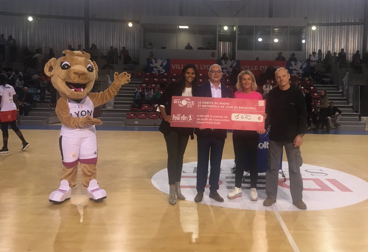 Remise de l'intégralité de la cagnotte des clubs de la Métropole par <a href="/pierre_depetris/">Pierre Depetris</a>, Président du Comité du Rhône et Métropole de Lyon de Basket à Sophie Moreau, Présidente de l'association <a href="/CpourL/">Courir POUR ELLES</a> 🤗#ASVElles