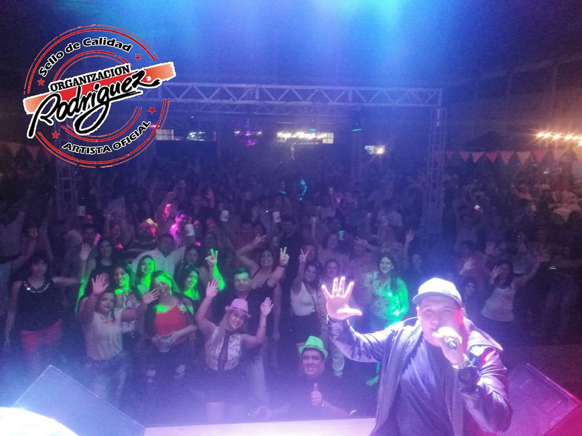 ORGrodriguez's tweet photo. Martín y su Cumbia Free en vivo en El Club de Oficiales de la Policía Nacional cantando todos sus éxitos.
Recorriendo el país con el tour #SoloLlama https://t.co/sQxjJ1OwIp