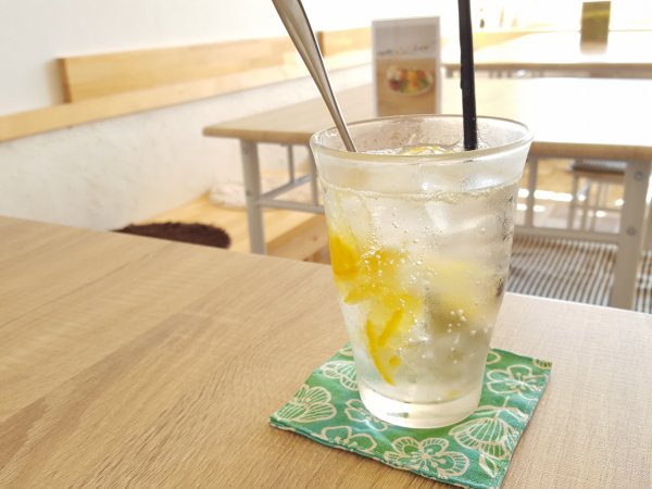 marocat_mayu's tweet photo. cafe CoMo
余市でドライブの帰りに立ち寄ったカフェです。
柚子ソーダでのどを潤しました。
軽食もあるみたいです。
道の駅 スペースアップルよいち の目の前ですよ。
https://t.co/fPBBG80EFa
#カフェ #余市カフェ #cafeCoMo #余市 https://t.co/49rkP26crT