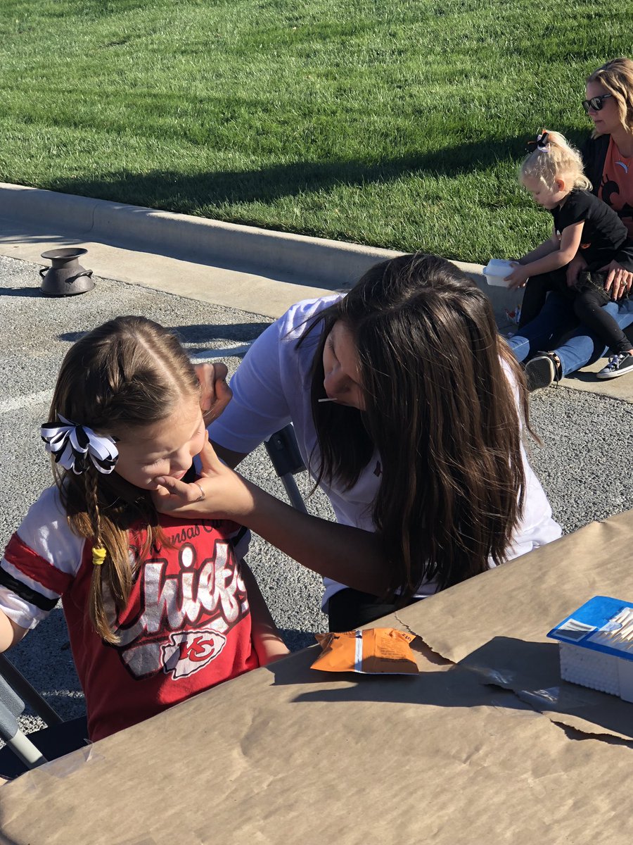 ManselLiteracy's tweet photo. Cherokee NJHS helping out at Ann’s Performing Arts #cmsproud #cmsnjhs https://t.co/nPltOtC6hy