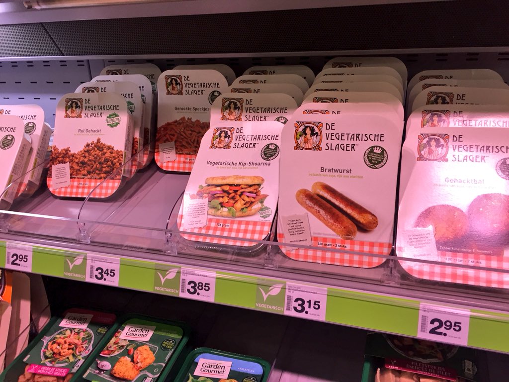 MichelBaljet's tweet image. Dit zou verboden moeten worden, de namen van deze producten dan. 

Gelderse worst, Roock worst, smokey beef, rul gehackt, gerookte speckjes, vegetarische kip-shoarma, bratwurst, gehacktbal. 

Alle van de @VegaSlager, alle nul met vlees te maken.