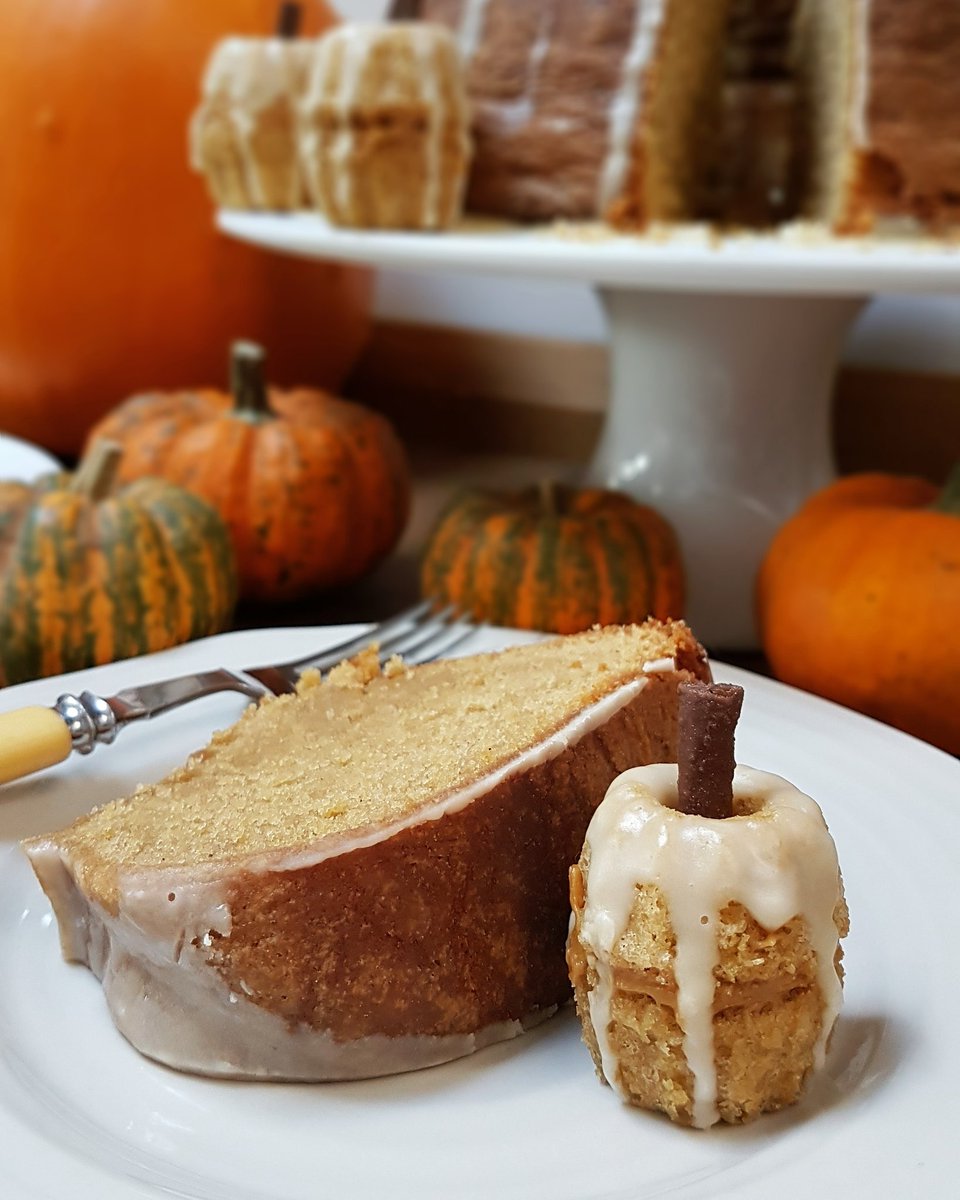 homedelish's tweet photo. Testing a new recipe-didn't quite work out as I wanted but thats ok... still makes for a good spread for guests.  Pumpkin spice cake with maple glaze and mini pumpkins filled with salted caramel. #cake #pumpkins #autumnkitchen #pumpkinspice #homebaking https://t.co/LK9b7oSTHE