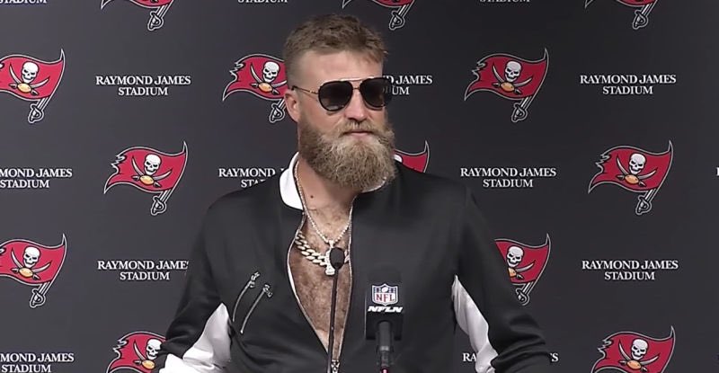 flyright321's tweet image. Coach: “Fitz we down 18, Jameis has thrown 4 picks, go see what you can do.”
Fitz: “Who the fook thought Jameis was a good idea? Hold my beer” #Fitzmagic